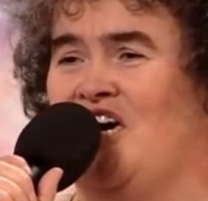 Когато излезе на сцената, всички започнаха да се смеят! 8 години по-късно изглежда така и има 33 милиона долара (СНИМКИ/ВИДЕО)